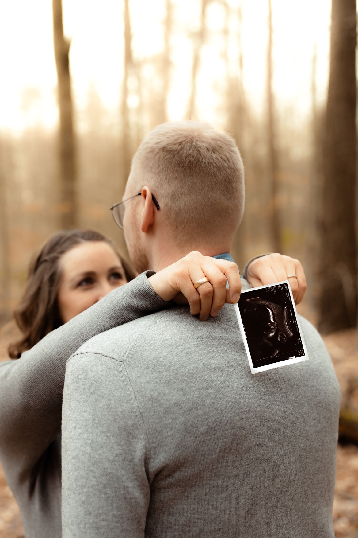 Schwangere Frau in liebevoller Pose bei einem Babybauchshooting im Freien – Schwangerschaftsfotografie in OWL