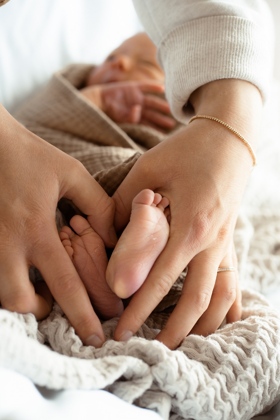 Neugeborenes zuhause – emotionale Wochenbettreportage zuhause in Paderborn