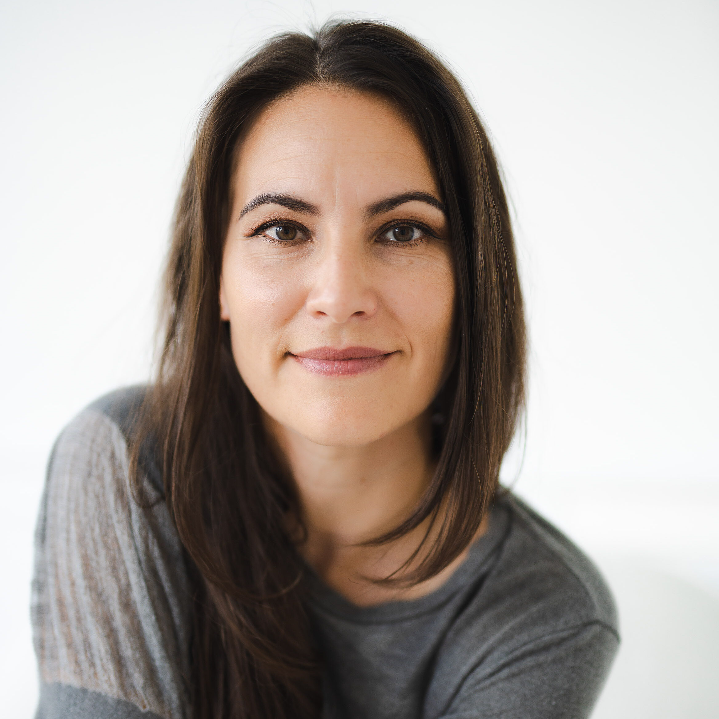 Natürliche Portraitaufnahme einer Frau im modernen Stil – Portraitfotografie in Büren